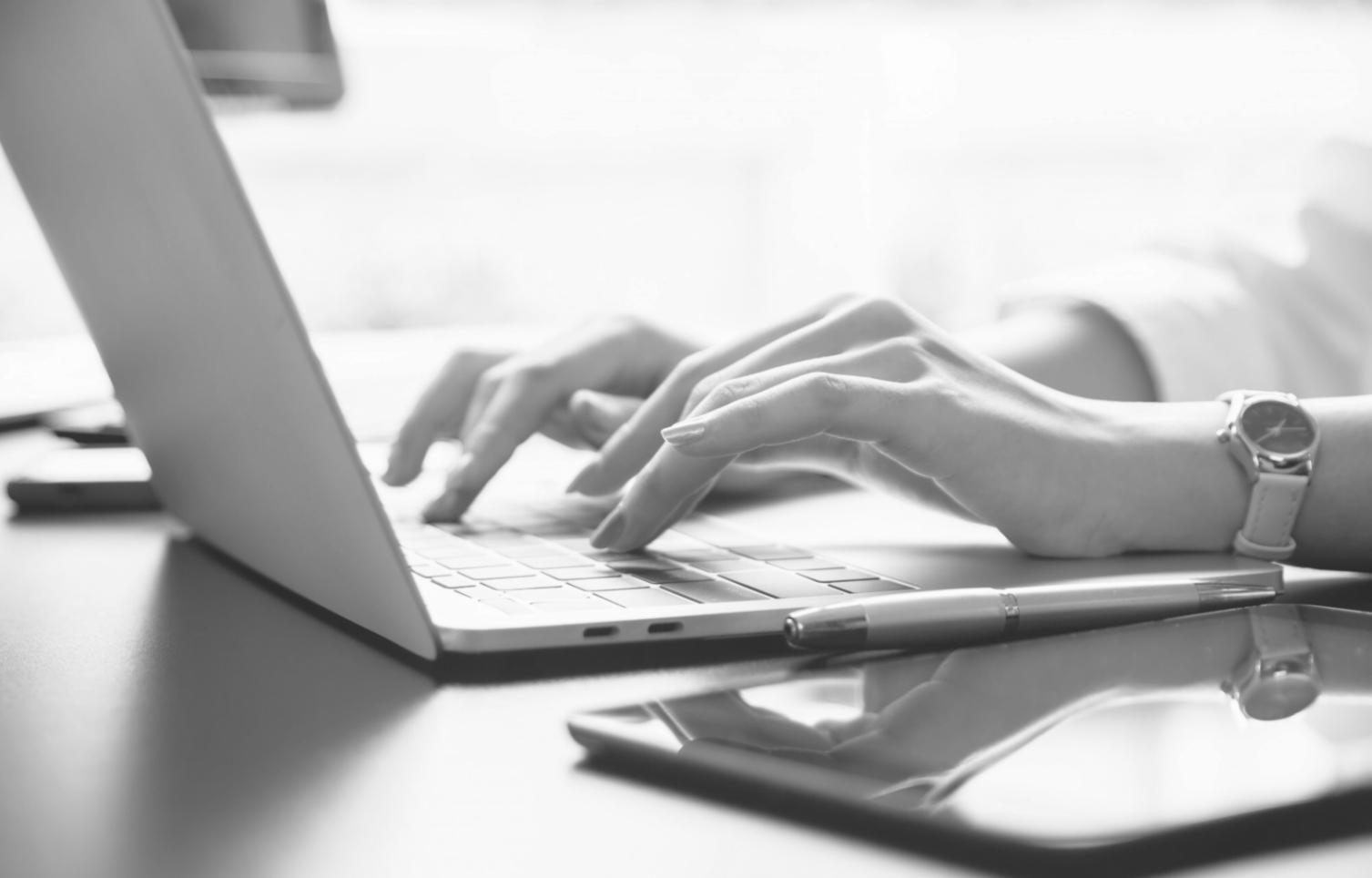 Profesionales trabajando en estrategias financieras